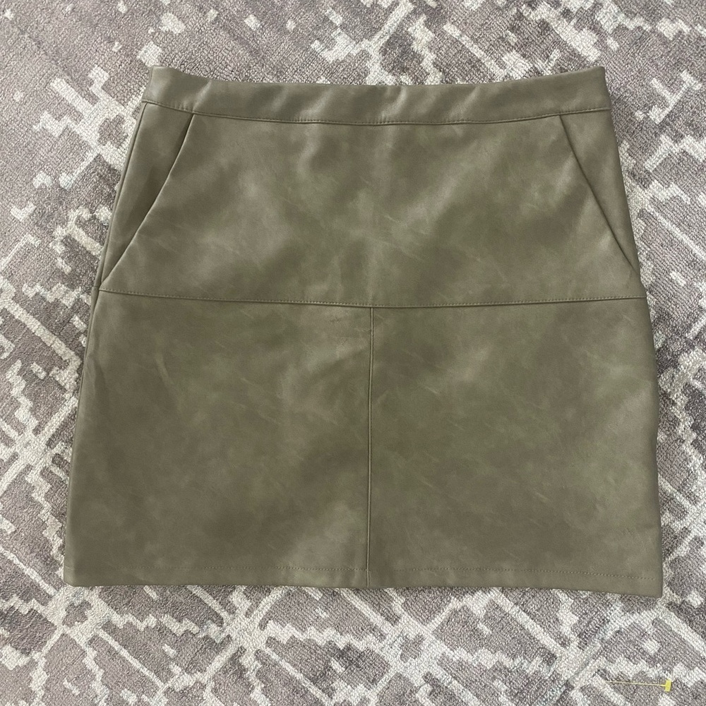 NWOT Green M Stella Luce Vegan leather mini skirt, green, new condition